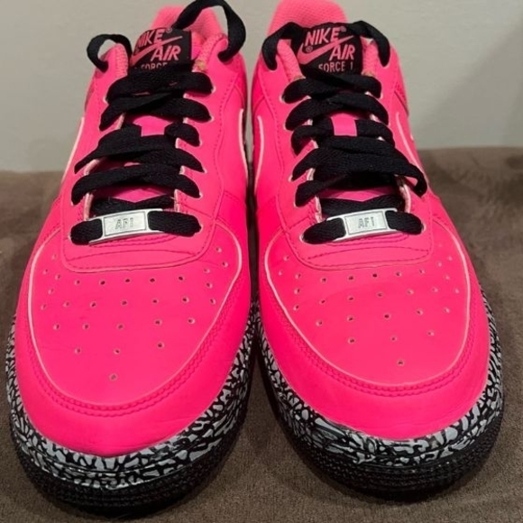 Nike Women's Bright Pink Sneakers with Black Accents - Picture 6 of 7